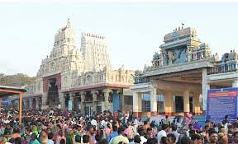 Madurai High Court sent a notice to HRCE in a case seeking a change in temple darshan fees by asking people to pay for it