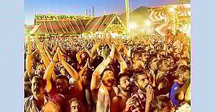 Sabarimala lord Ayyappa was adorned with golden rob, pecial worship was performed, Mandala Puja concludes