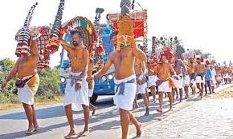 people of Karaikudi have undertaken a foot pilgrimage to the Palani Murugan Temple on the occasion of Thaipusam. This has been going on for 420 years.