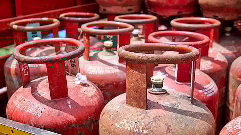 LPG Cylinder Booking Period Revised to 21 Days TO 25 Days Central Government Informs Latest News in Tamil