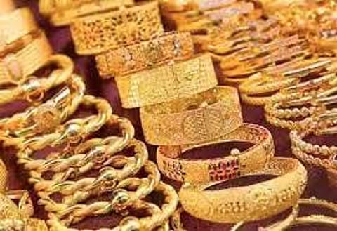 price of gold has dropped by a surprising Rs 2,400 per sovereign in a single day today