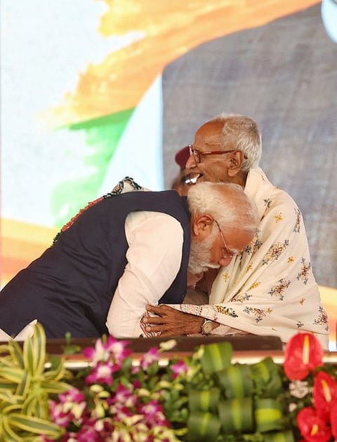Prime Minister Modi, who visited West Bengal, received blessings from a 98-year-old man