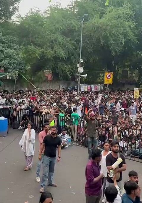 protest by 'Cockroach Party' against the Central Government intensifies, MPs in INDIA alliance also joined
