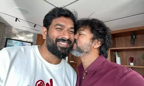 பாடலாசிரியர் விவேக்கிற்கு முத்தம் கொடுத்த விஜய்..