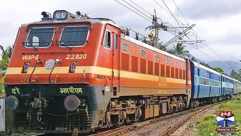 ஓடும் ரயிலில் இருந்து இறங்கிய நபர் - ரயில் சக்கரம் ஏறி விரல்கள் துண்டான பரிதாபம்