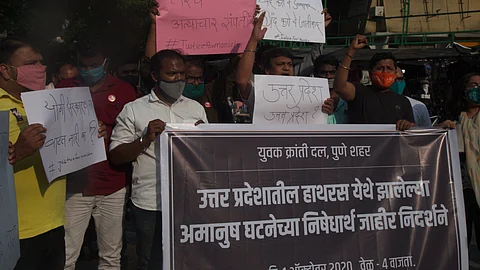 The protesters raised slogans against police and local administration and stated that the government must take stringent action