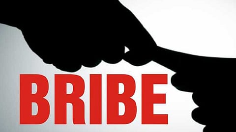 Watch: Pune traffic cop allegedly taking bribe caught on viral video