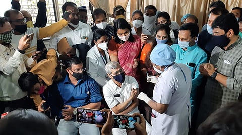 Dr Vinod Shah & Dr Nitin Abhyankar at Poona Hospital receiving the first dose of COVISHIELD vaccine.