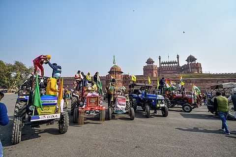 Farmers swarm Red Fort, Delhi