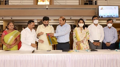 Along with PMC Commissioner (Centre), Pune Mayor Murlidhar Mohol, Standing Committee Chairman Hemant Rasne, Deputy Mayor Saraswati Shendge, Additional Municipal Commissioner Rubal Agarwal, Leader of the House Ganesh Bidkar during the budget