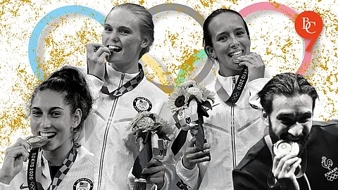 (From left) Anastasija Zolotic, Delaney Schnell, Jessica Parratto and Luka Mkheidze graced us with the iconic pose.