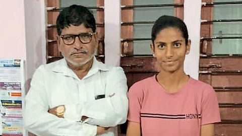 Trupti Hadwale (Right) with her father Balasaheb Hadwale