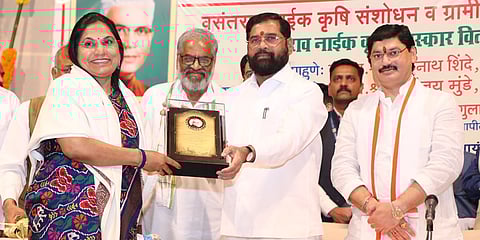 Dr. Bhagyashree Prasad Patil receiving the award