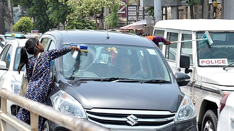 Beggars at Traffic Signals Resort to Aggressive Tactics, Drivers Urge Action
