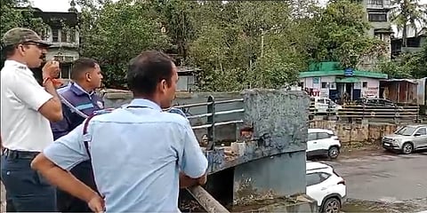 Floodwaters Trap Vehicles in Pune Riverbed; Police Scramble to Assist