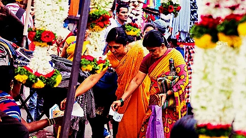 Festive Demand Drives Up Fruit and Flower Prices in Pune