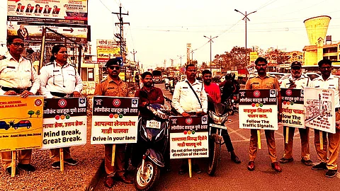 Traffic police use Gandhigiri to create awareness