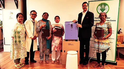 Dhananjay Datar Donates Oxygen Kits