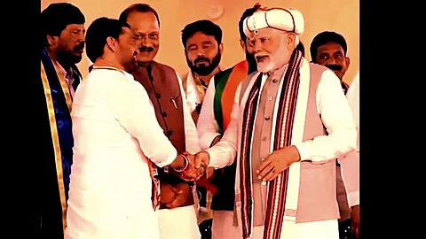 Sunil Shelke with Narendra Modi at Pune Rally on November 12