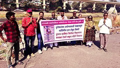 Protest by Erandwane Sarvajanik Ganeshotsav Mandal at Bhide Bridge