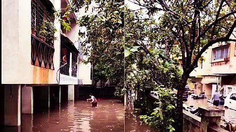 Sinhagad Road Pragati Park society inundated, citizens stranded, vehicles submerged