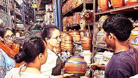 Pottery Market Sees Rush for Earthen Water Pots