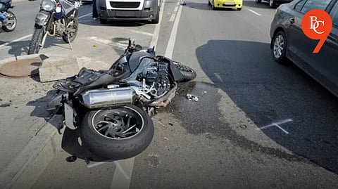 Pune: Retired ACP Injured After Motorcycle Handle Snags on Loose Internet Cable on Tilak Road