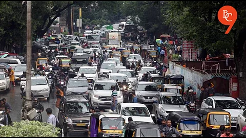 Heavy Traffic Jam in Pune’s Central Area as Crowds Shop for School and Visit Temple