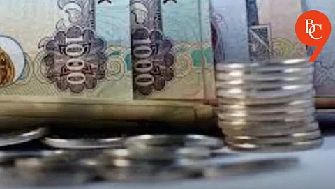 Rupee Drops to 23.5 vs Dirham: Indian Expats Rush to Send Money Home