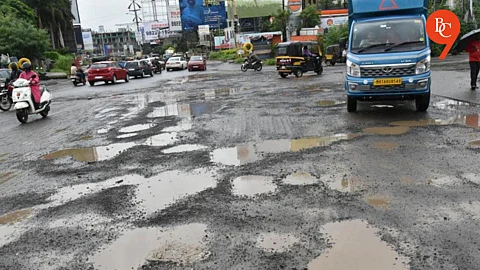 Pune Launches ‘PMC Road Mitra’ App; 43 Pothole Complaints on First Day
