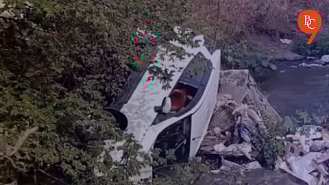 Pune: Army Officer Saves Driver After Car Plunges Into Drain in Wanowrie