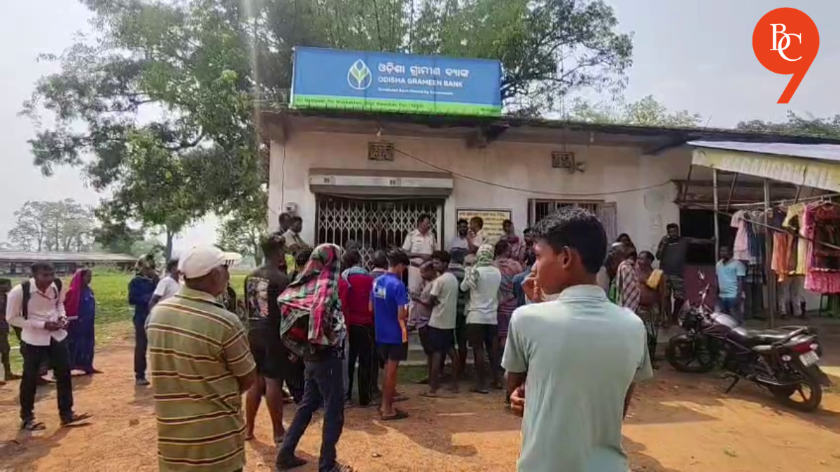 Odisha Shock: Man Carries Sister’s Skeleton to Bank in Keonjhar, Raising Questions Over Pension and Dignity
