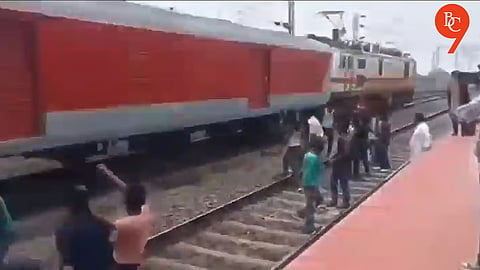 Passengers Hurl Stones at Purva Express Near Jharkhand’s Shankarpur Station, No Injuries Reported