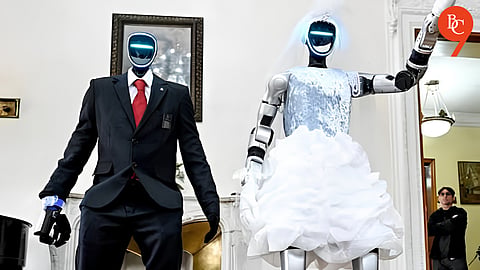 Humanoid Robots 'Robert' and 'Matilda' Wed in Russia's First Robot Wedding Ceremony
