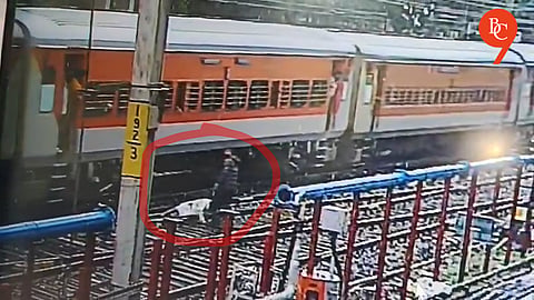 Pune Railway Hero: Staff Member Risks Life to Save Elderly Warkari From Oncoming Train