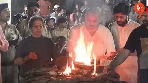 Pune: Nana Patekar Cremated With Full State Honours; Son Malhar Lights Funeral Pyre