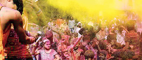 Maharashtra Tarun Mandal organised Rangpanchami celebration for underprivileged children