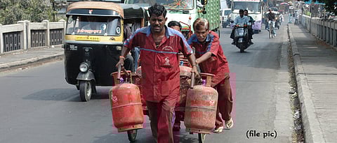 Govt orders LPG prices to be hiked by Rs 4 per month