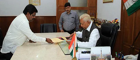 Two Independent MLAs seek seats on Oppn side in Karnataka Assembly