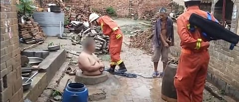 Watch how this Chinese man's big belly saved him from falling into a well
