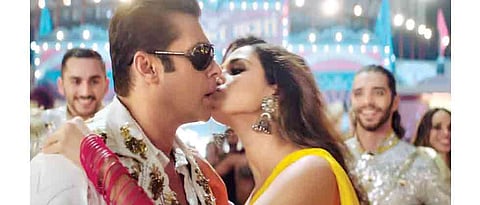 Salman breaks his ‘No-Kissing policy’