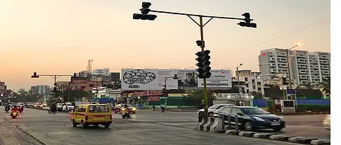 Malfunctioning traffic signal throws traffic out of gear