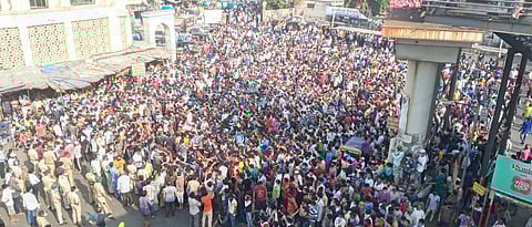 Coronavirus Mumbai: Thousands defy lockdown at Bandra station