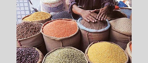 Traders buying pulses at lower rates