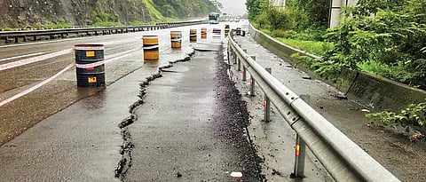 Shoulder lane on E-way sinks in