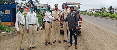Traffic police chase bike rider to return his wallet fallen on road