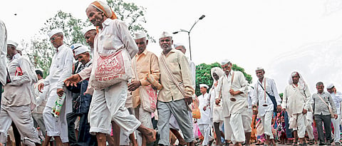 Sambhaji Bhide takes part in Palkhi procession