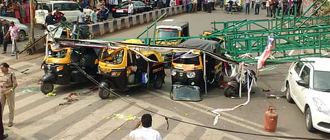 2 dead, 6 injured in hoarding padle collapse at Juna Bazar Chowk