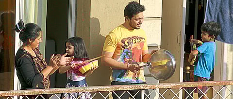 Pune roars with claps from people