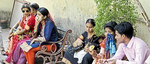 Couples wait 10 hrs to tie knot